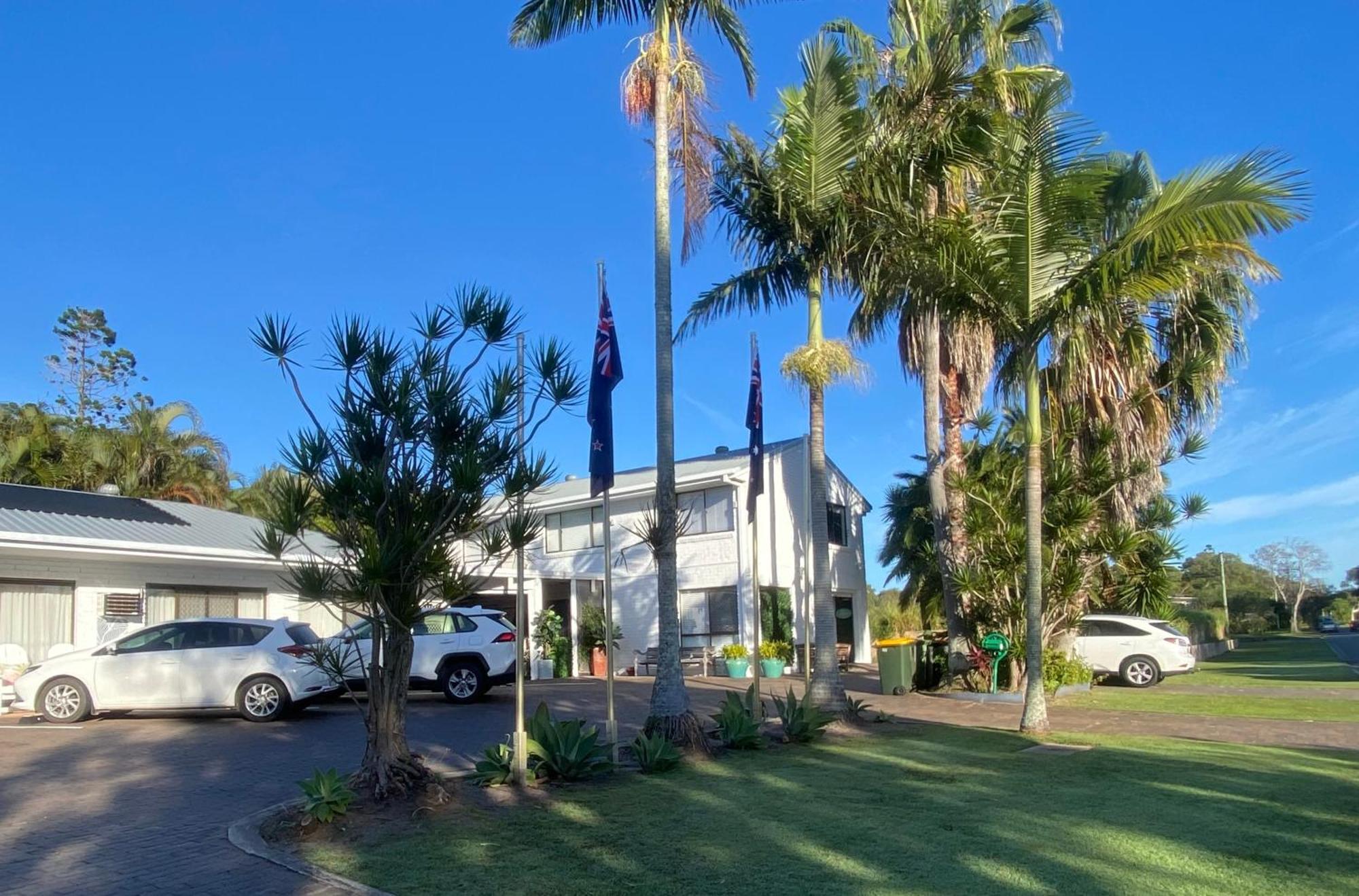Beachmere Palms Motel Exterior photo